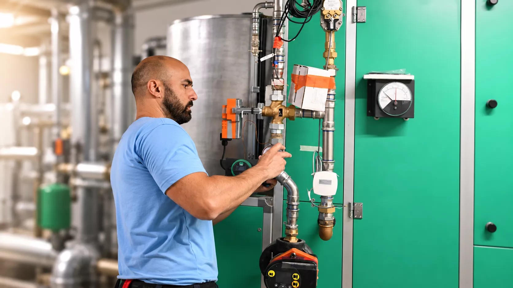 Servicetechniker prüft eine Heizungsanlage im Technikraum