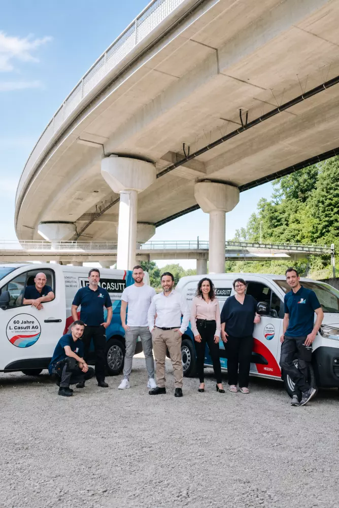 Das Team der L.Casutt AG vor den Firmenfahrzeugen